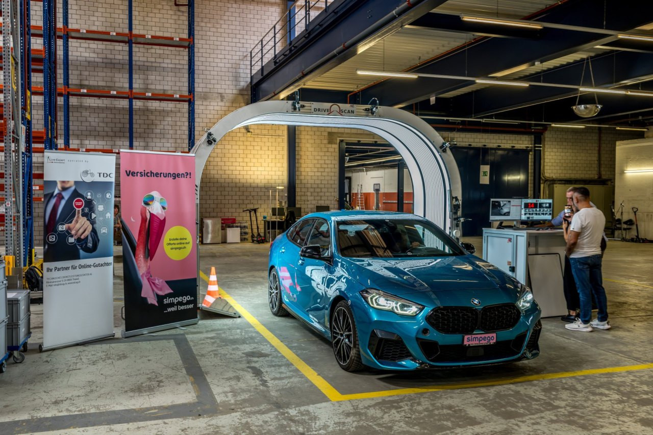 Digitaler Hagelscanner erfasst Beulen an einem parkierten Auto im Hagel-Drive-In in Bachenbülach